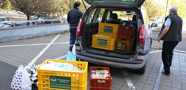 Zaměstnanci krajského úřadu s příspěvkovými organizacemi nasbírali před tunu potravin pro potřebné